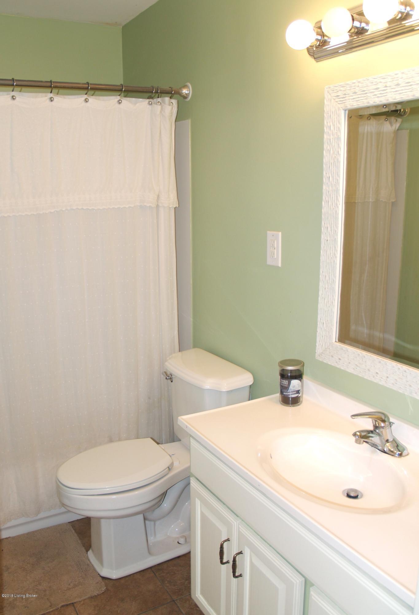 216 Redding Road Louisville, KY 40218 - Photo 11 of 15 P1019594