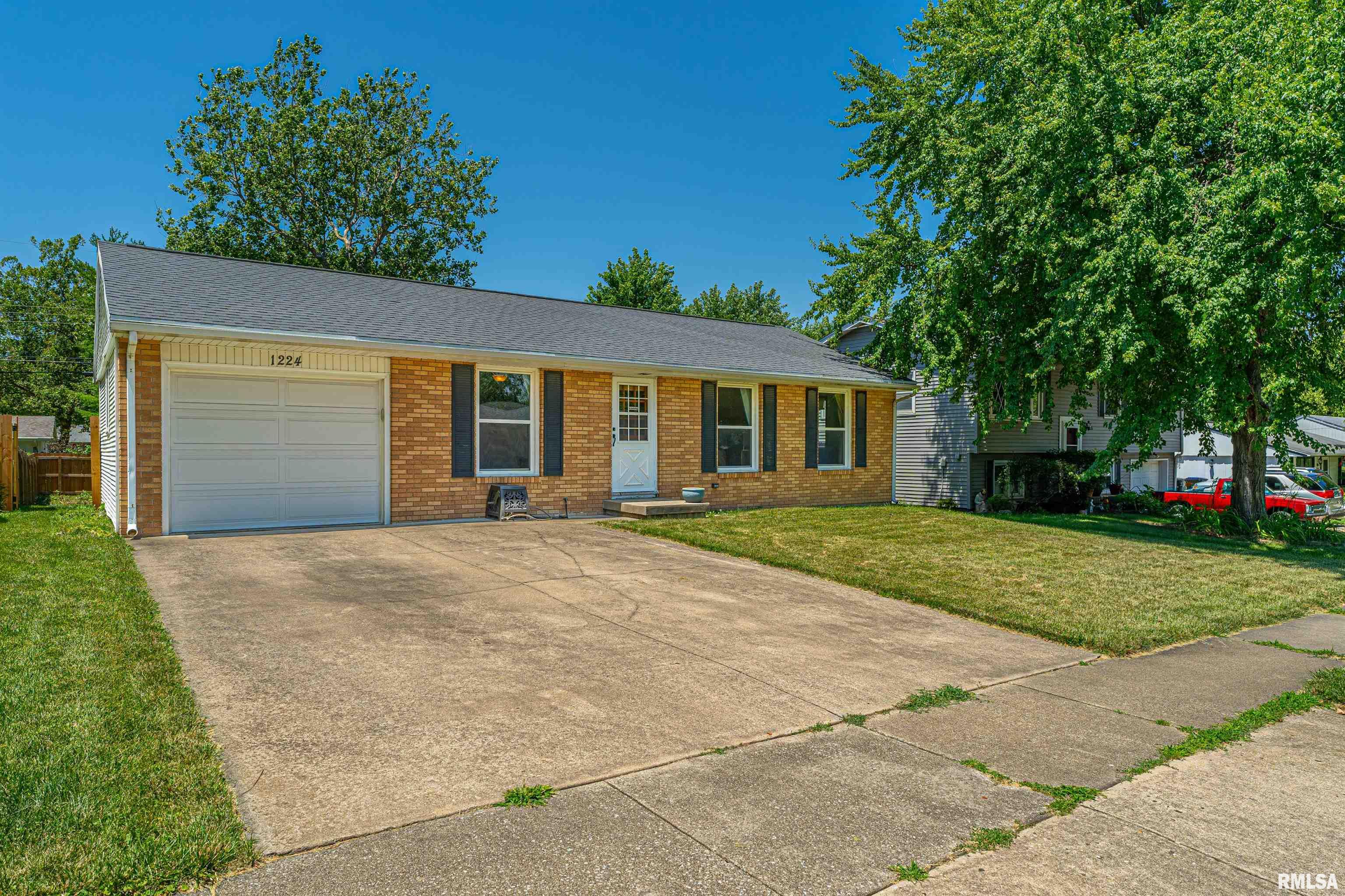 1224 Rutledge Road Bloomington, IL 61704 - Photo 2 of 19 Gallery Image 2
