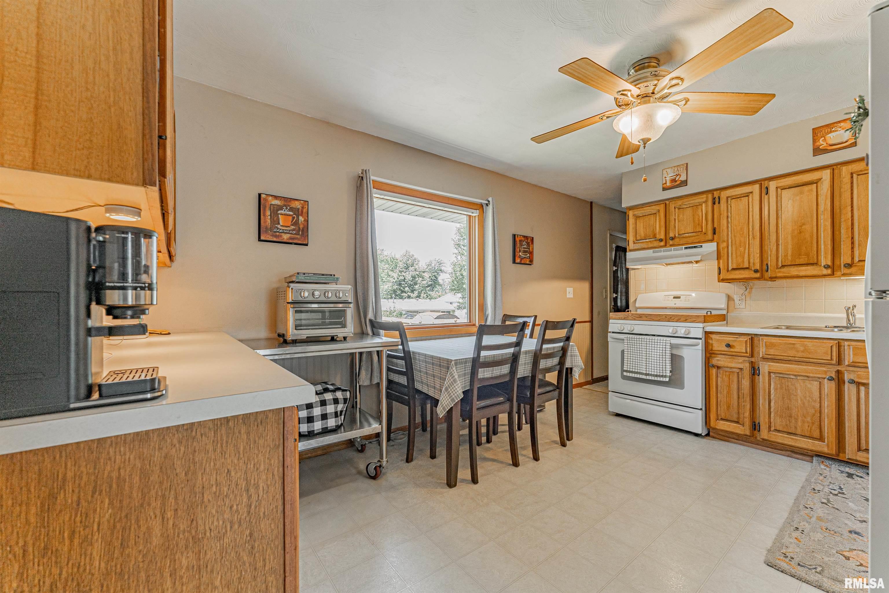 1224 Rutledge Road Bloomington, IL 61704 - Photo 6 of 19 Gallery Image 6
