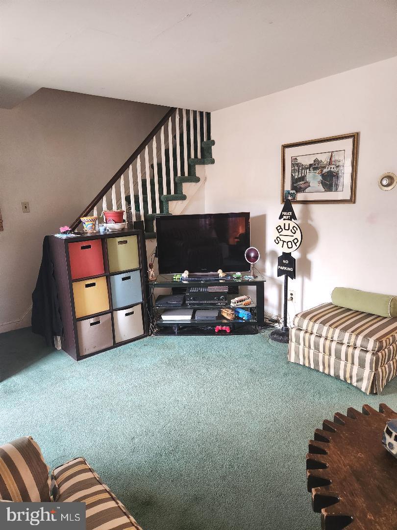 172 Warrior Road Drexel Hill, PA 19026 - Photo 8 of 32 Living room