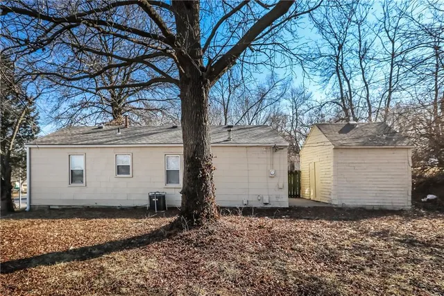 $1,105 | 10000 Drury Avenue, Kansas City, MO 64137