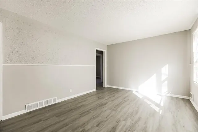 $1,105 | 10000 Drury Avenue, Kansas City, MO 64137