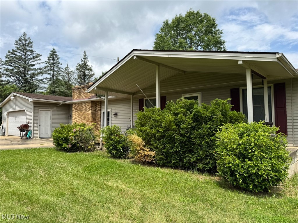View of front of home featuring a front lawn and an attached garage