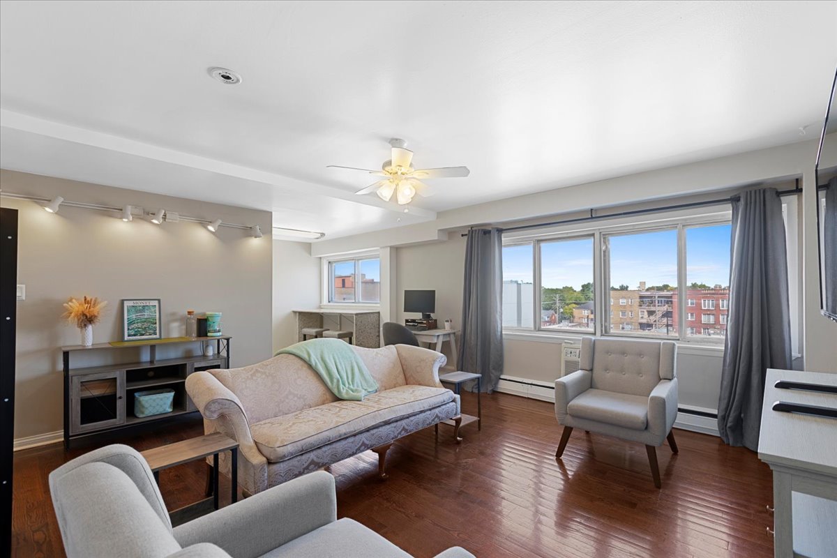 7540 North Ridge Boulevard, Unit 5C Chicago, IL 60645 - Photo 2 of 11 Gallery Image 2