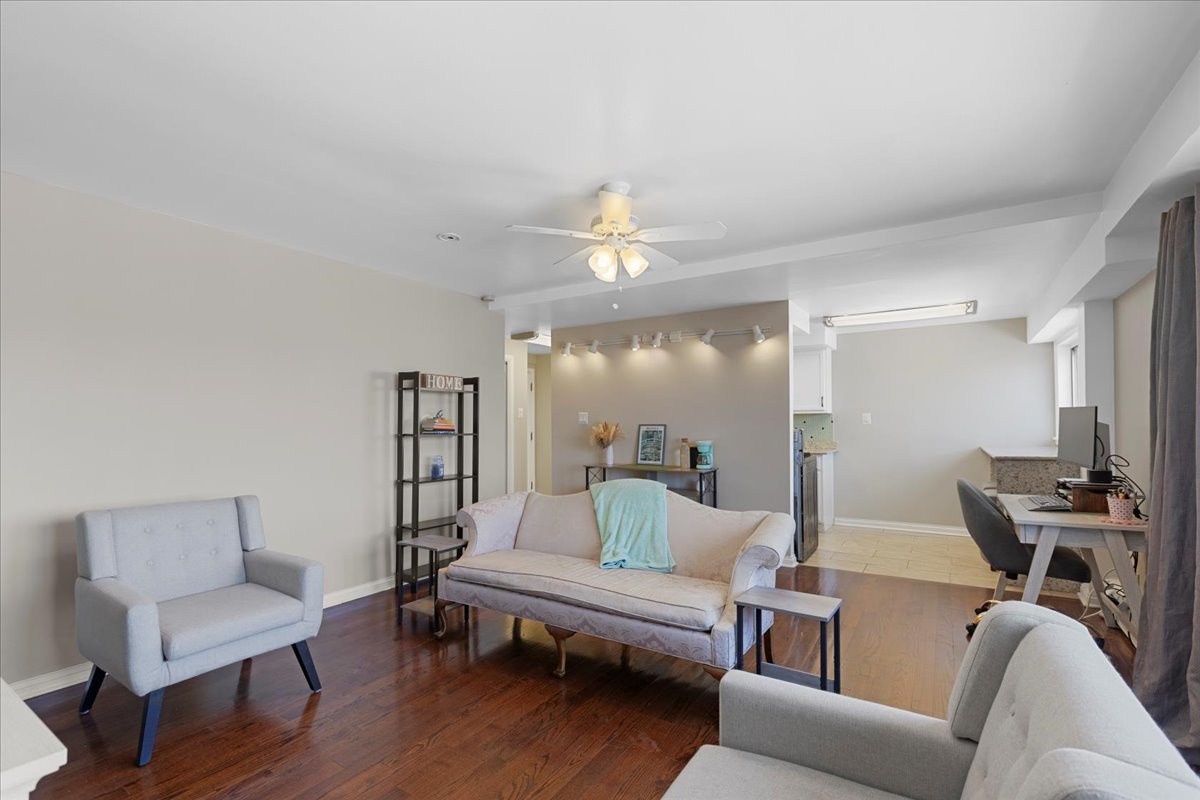 7540 North Ridge Boulevard, Unit 5C Chicago, IL 60645 - Photo 3 of 11 Gallery Image 3