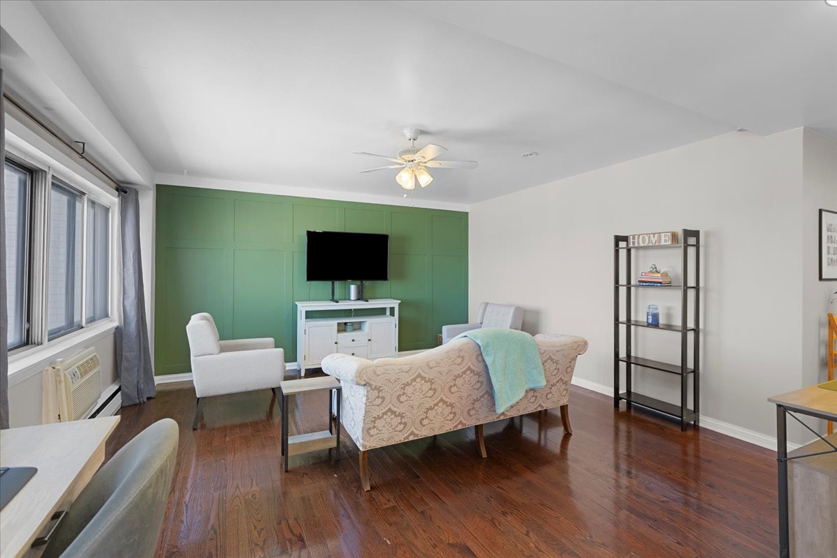 7540 North Ridge Boulevard, Unit 5C Chicago, IL 60645 - Photo 4 of 11 Gallery Image 4