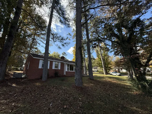 a view of a house with a yard