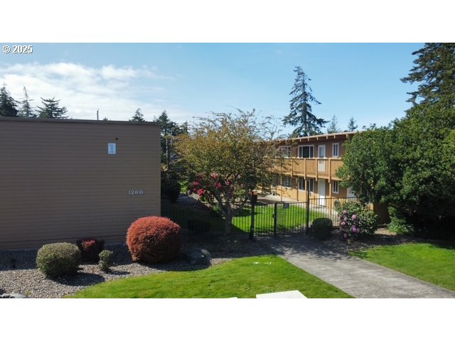 1260 10th Street, Unit 5 Florence, OR 97439 - Photo 2 of 14