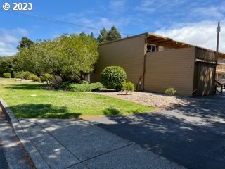 1260 10th Street, Unit 5 Florence, OR 97439 - Photo 7 of 14