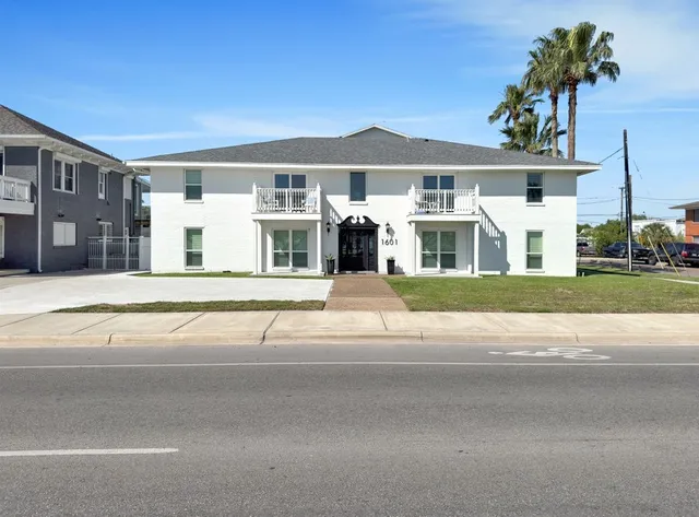 $2,100,000 | 1601 Ocean Drive, Corpus Christi, TX 78404