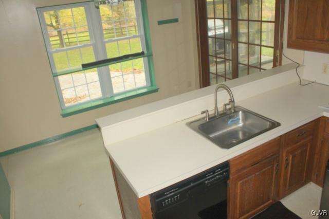 2047 Hilltop Road Bethlehem, PA 18015 - Photo 4 of 25 Gallery Image 4