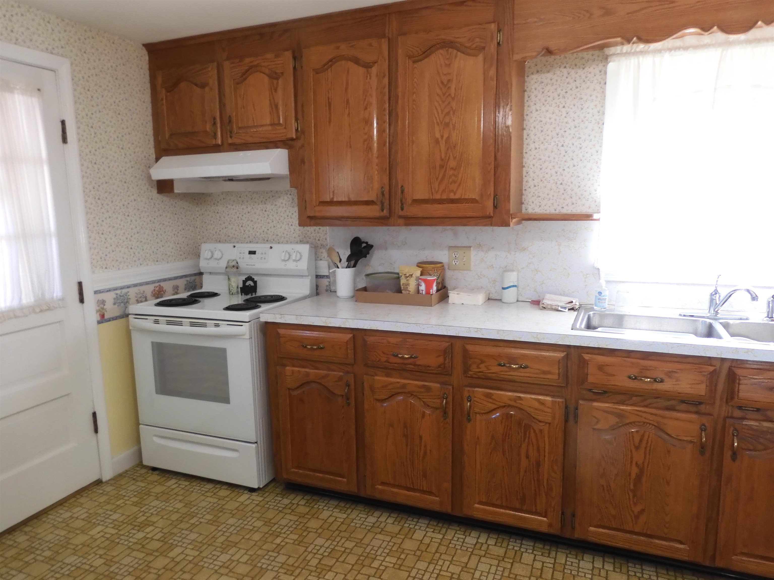 146 South Policy Street Salem, NH 03079 - Photo 5 of 23