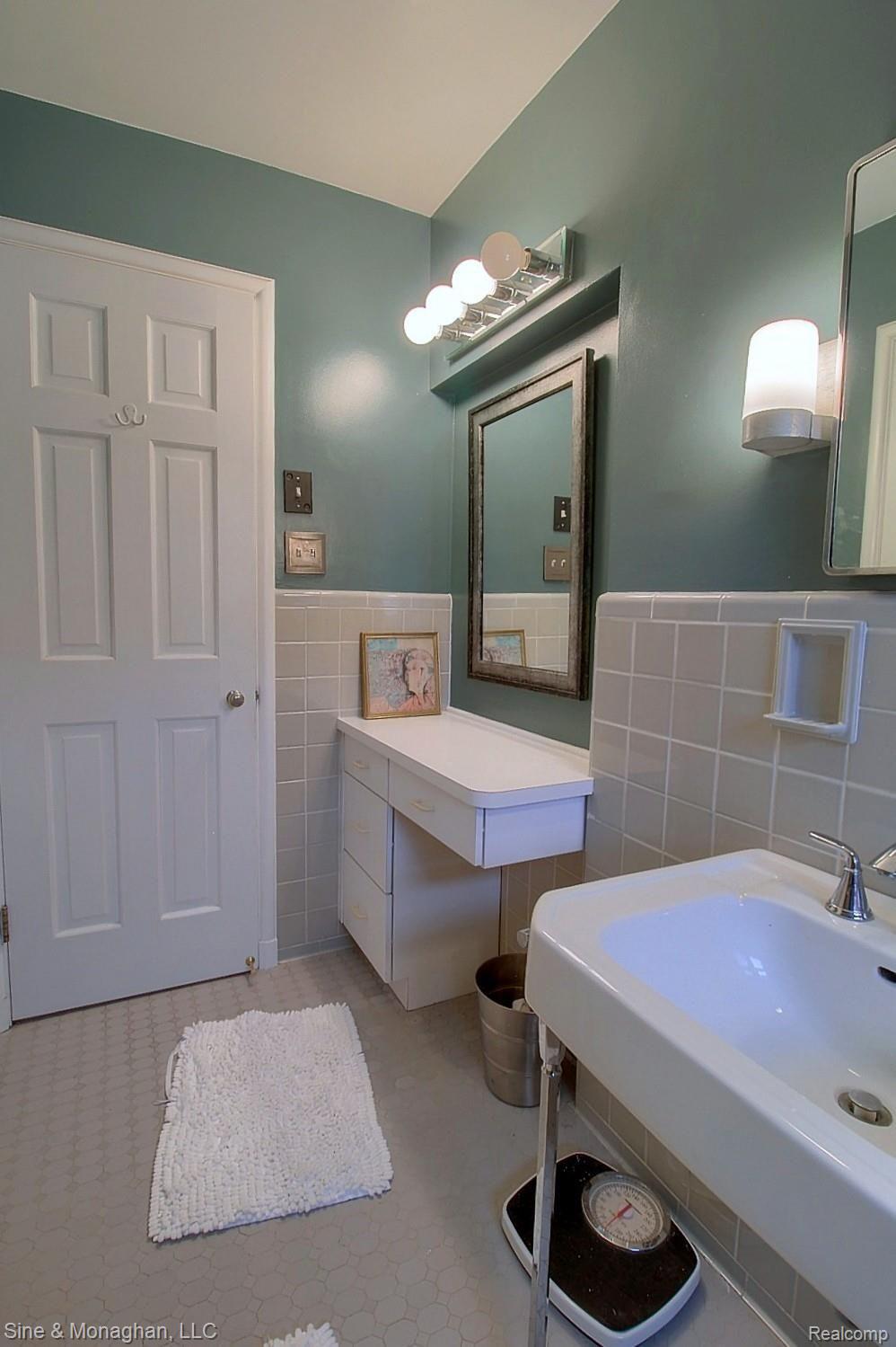 950 Harcourt Road Grosse Pointe, MI 48230 - Photo 20 of 30 20-Bathroom 3rd View.jpg