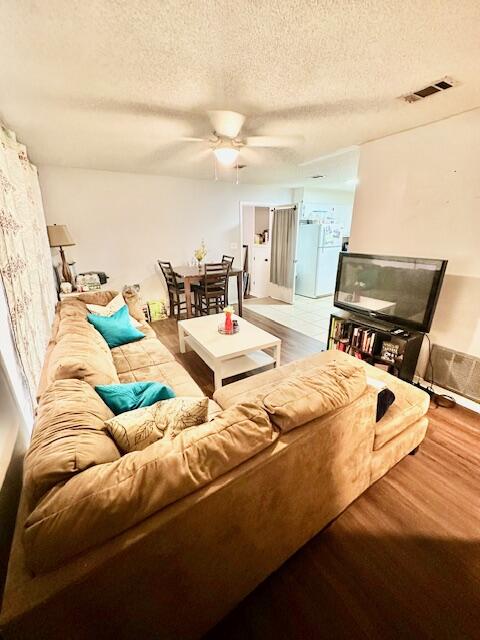 423 John King Road Crestview, FL 32539 - Photo 2 of 24 Living room