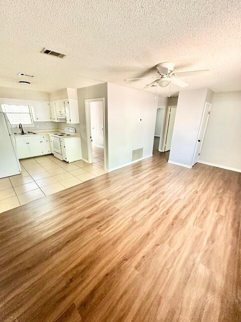 423 John King Road Crestview, FL 32539 - Photo 6 of 28 Living room/Dining