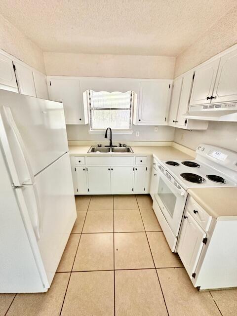 423 John King Road Crestview, FL 32539 - Photo 8 of 28 a kitchen with appliances cabinets and a sink