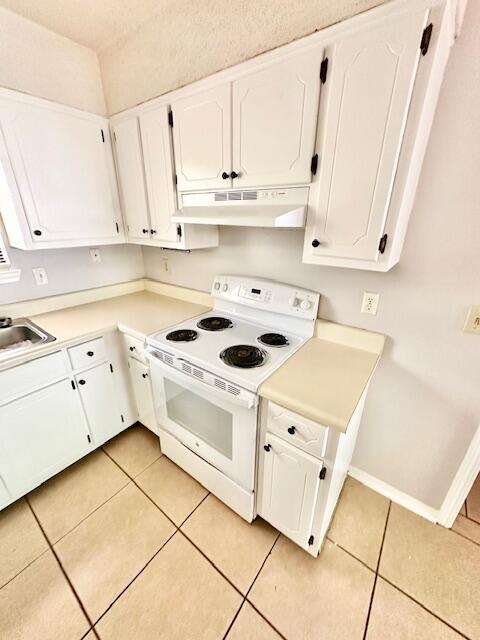 423 John King Road Crestview, FL 32539 - Photo 10 of 28 a kitchen with cabinets and appliances