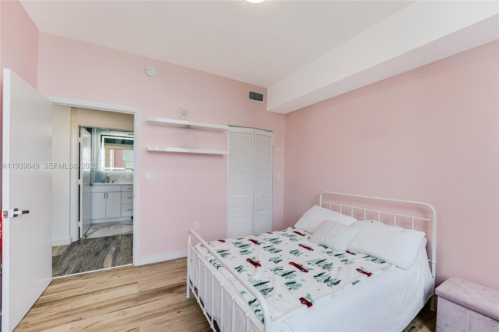 31 Southeast 5th Street, Unit 3918 Miami, FL 33131 - Photo 9 of 24 a bedroom with a bed and a dresser