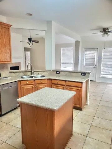 $2,750 | 2526 Sunrise Harbor Lane, Pearland, TX 77584