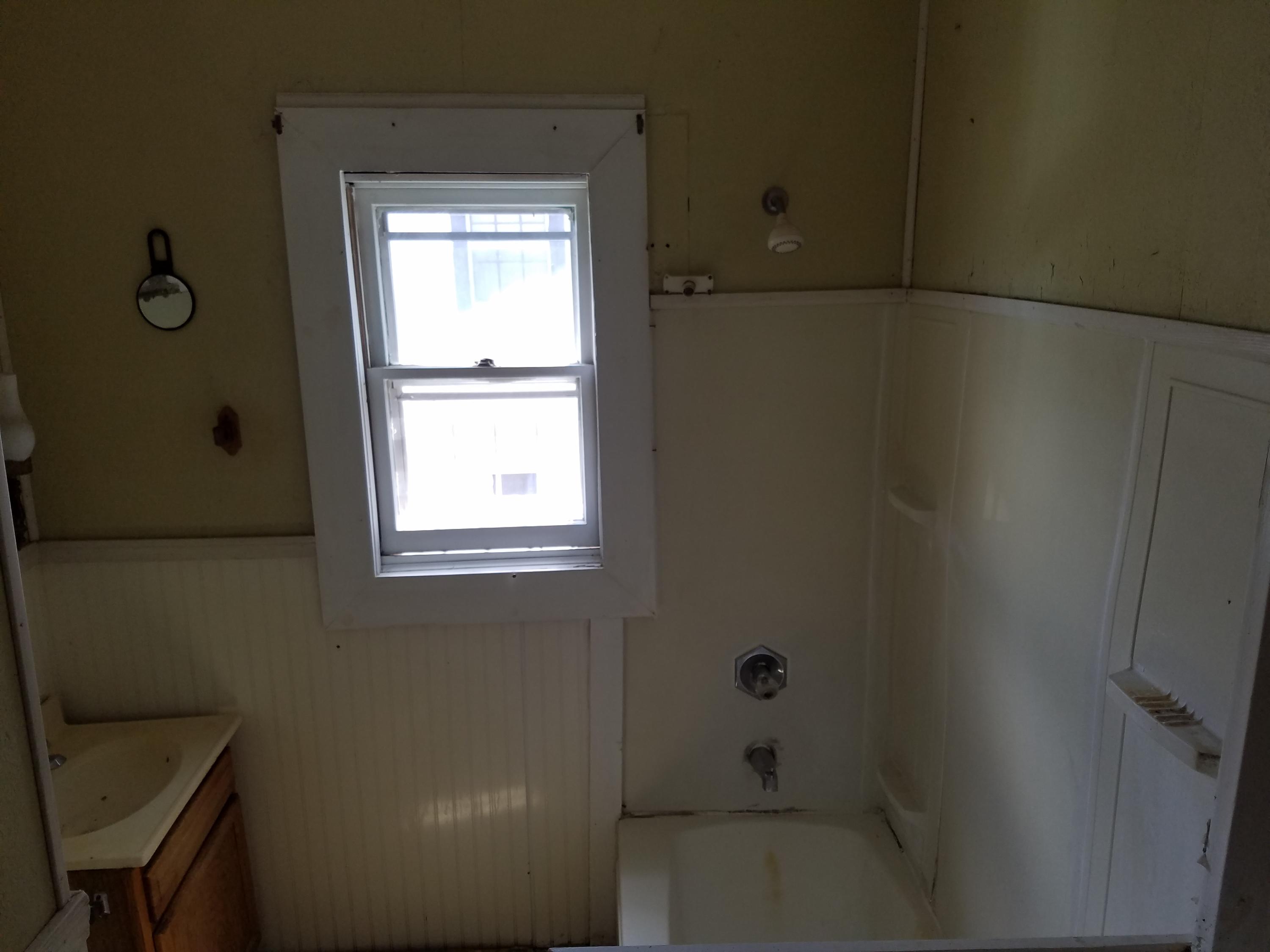 1206 Chamberlain Avenue Chattanooga, TN 37404 - Photo 12 of 13 Hall Bath