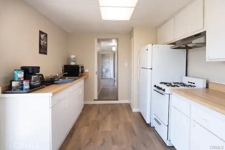 38797 Highway 41 Oakhurst, CA 93644 - Photo 14 of 27 a kitchen with a refrigerator and a stove top oven