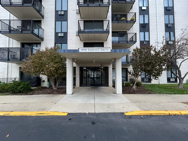$1,550 | 9098 West Terrace Drive, Unit 4L, Niles, IL 60714