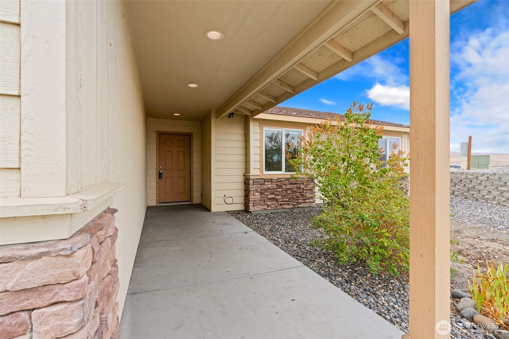 509B Clubhouse Way, Unit A Mattawa, WA 99349 - Photo 10 of 29 a view of a porch and a yard