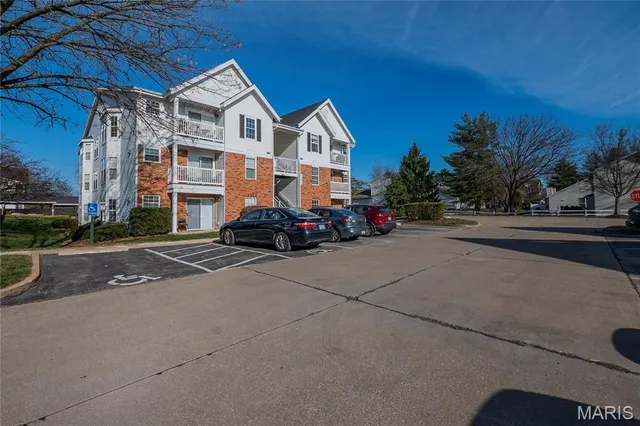 $185,000 | 1233 Woodland Point Drive, Unit H, St. Louis, MO 63146