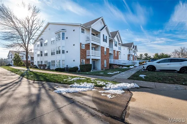 $185,000 | 1233 Woodland Point Drive, Unit H, St. Louis, MO 63146