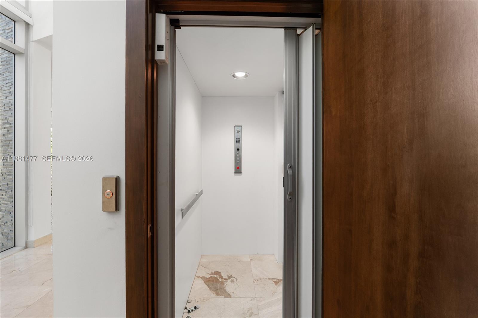 544 Fernwood Road, Unit 544 Key Biscayne, FL 33149 - Photo 23 of 35 a view of a bathroom from a hallway