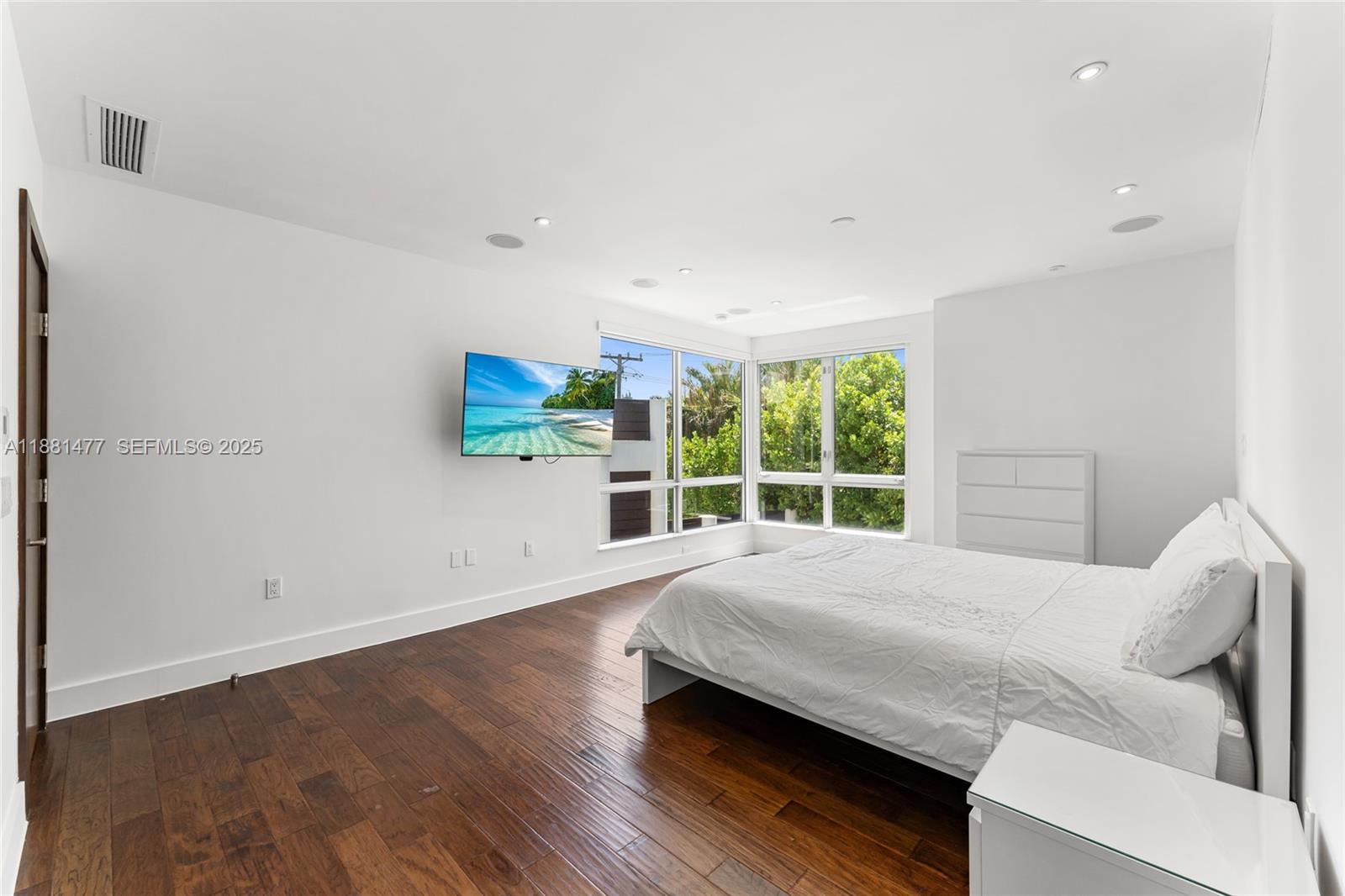 544 Fernwood Road, Unit 544 Key Biscayne, FL 33149 - Photo 28 of 42 a bedroom with a bed and a large window