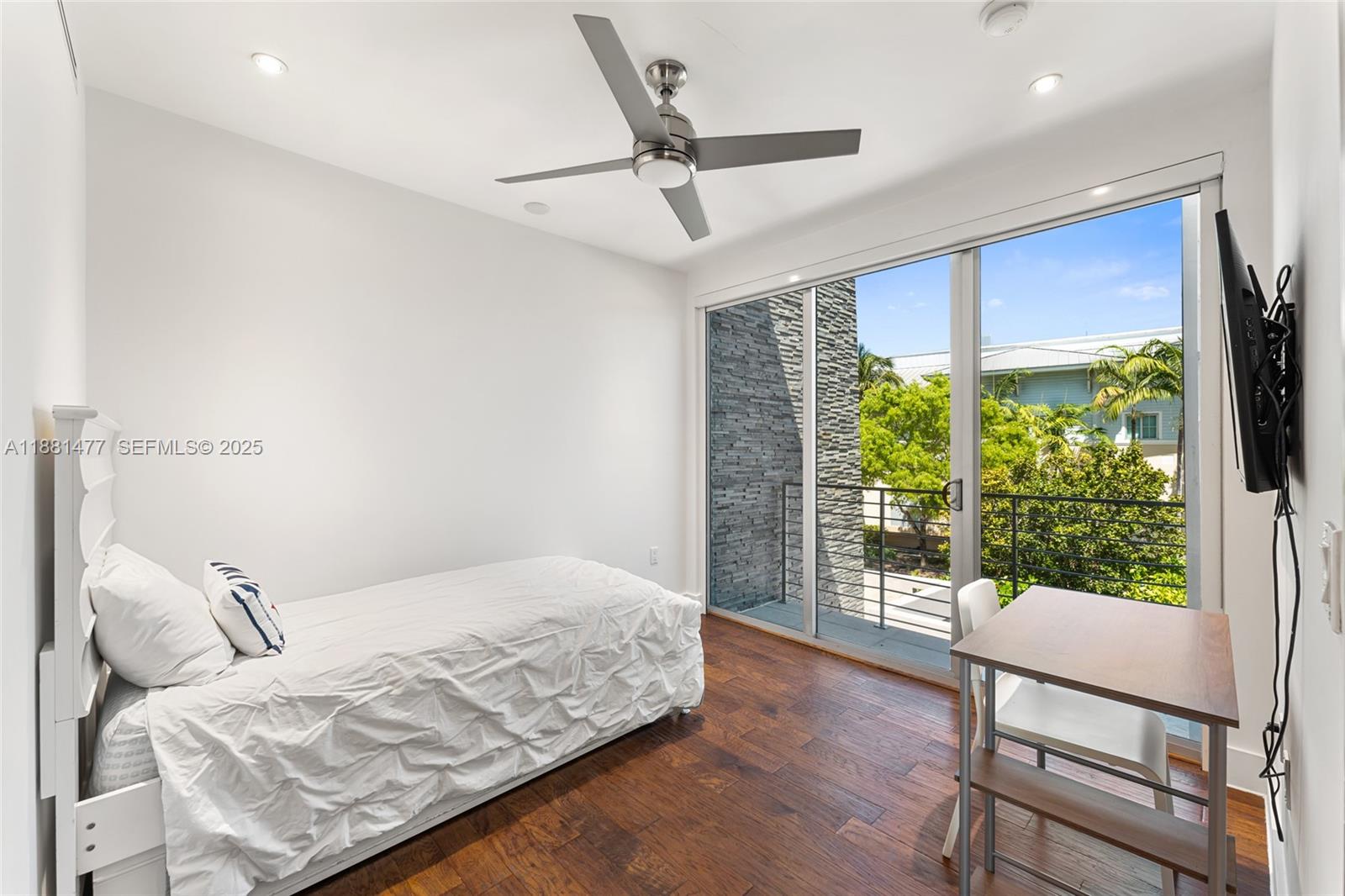 544 Fernwood Road, Unit 544 Key Biscayne, FL 33149 - Photo 31 of 42 a bedroom with a bed and a window