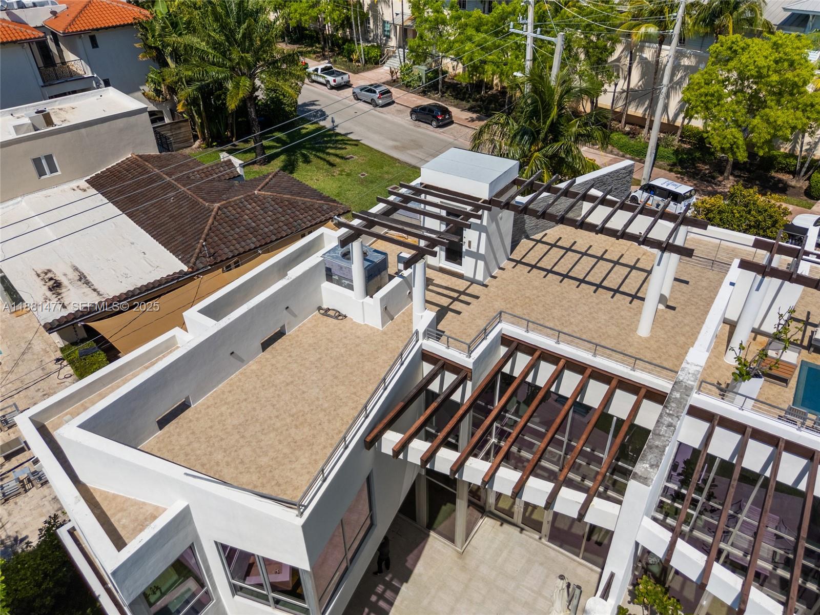 544 Fernwood Road, Unit 544 Key Biscayne, FL 33149 - Photo 37 of 42 an aerial view of a house with a yard