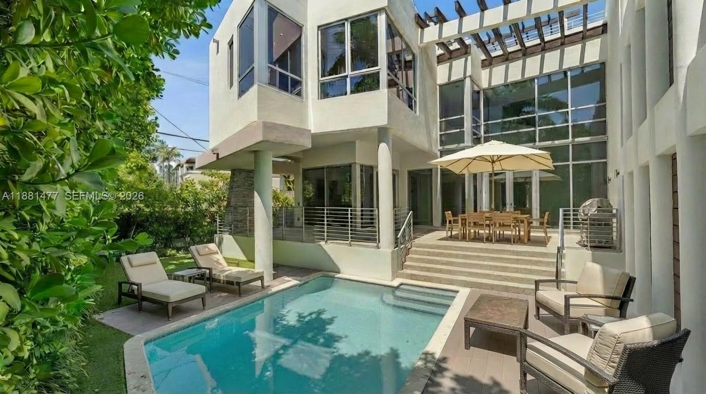 544 Fernwood Road, Unit 544 Key Biscayne, FL 33149 - Photo 10 of 35 a view of a chair and tables in the patio area