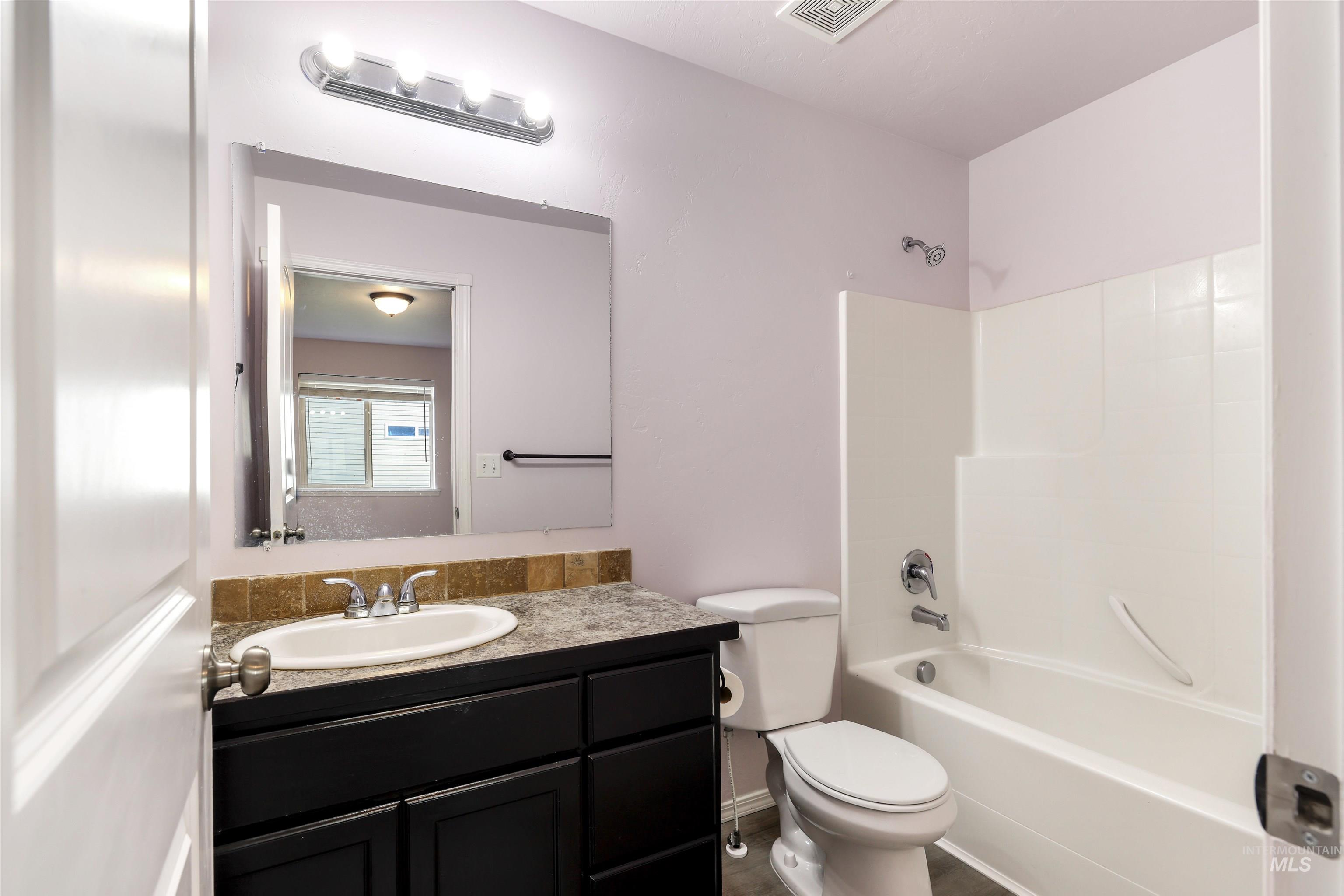 356 Watchmaker Street Twin Falls, ID 83301 - Photo 13 of 22 Full bath with vanity and tub / shower combination