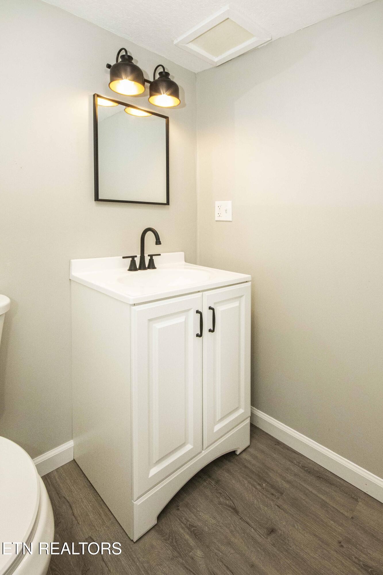 110 Delmar Circle Oak Ridge, TN 37830 - Photo 29 of 38 a bathroom with a toilet sink and mirror