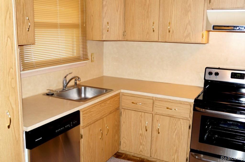 15125 Inkster Road Livonia, MI 48154 - Photo 4 of 11