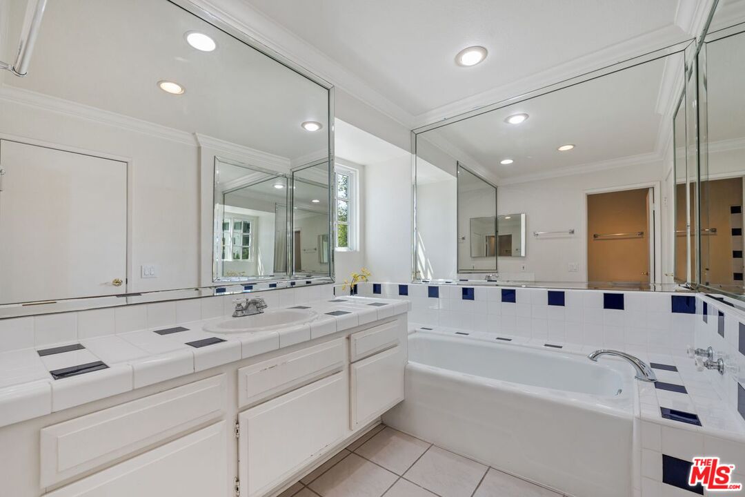 4200 Vía Dolce, Unit 230 Marina del Rey, CA 90292 - Photo 13 of 23