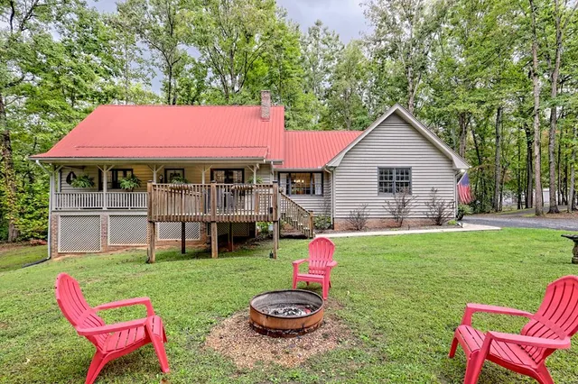 a view of a house with a yard