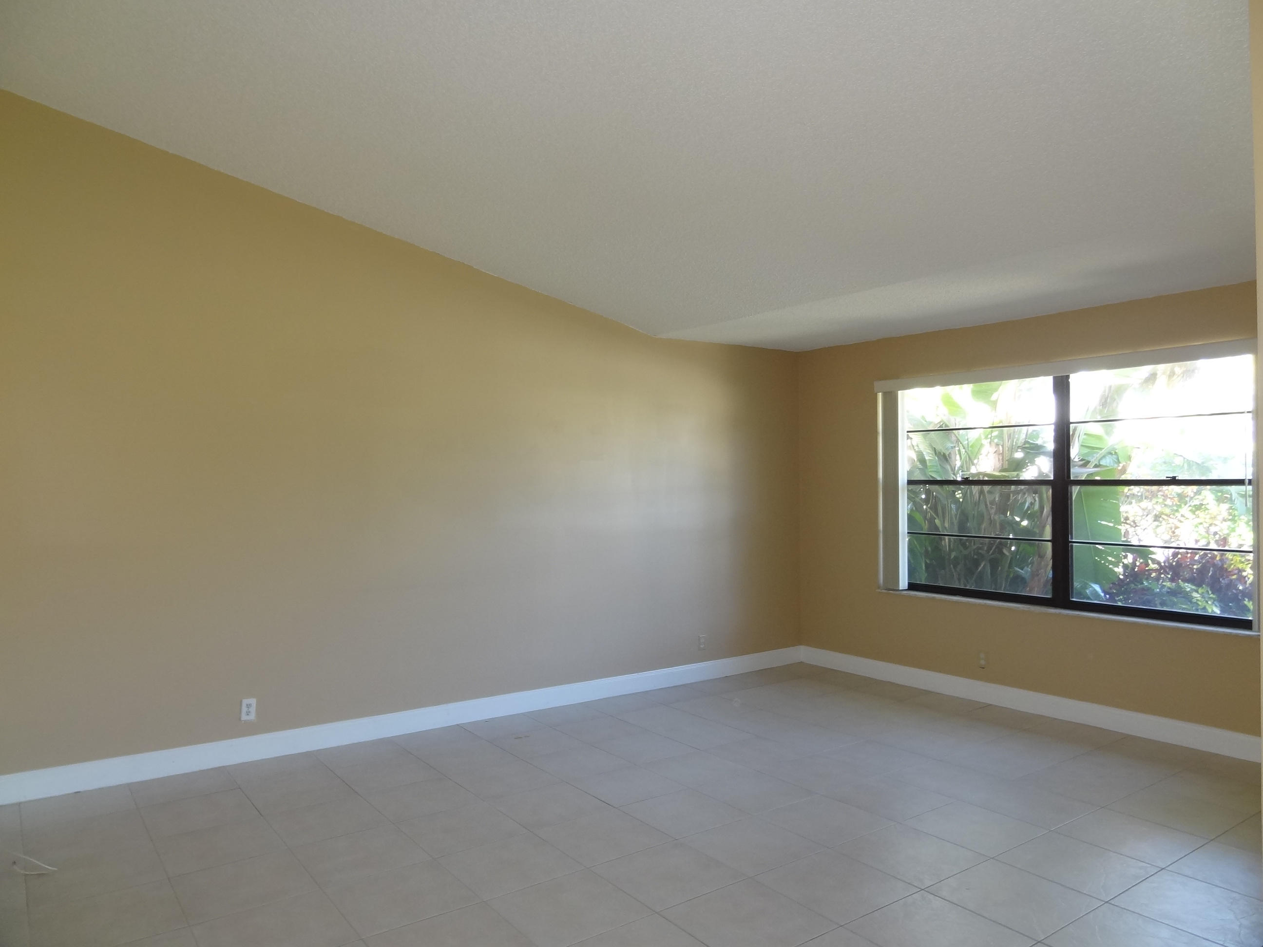 9936 Majorca Place Boca Raton, FL 33434 - Photo 6 of 21 SPACIOUS LIVING ROOM
