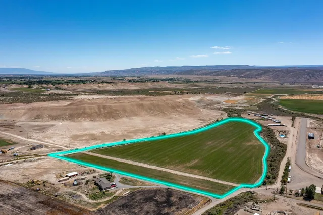 a view of a tennis court