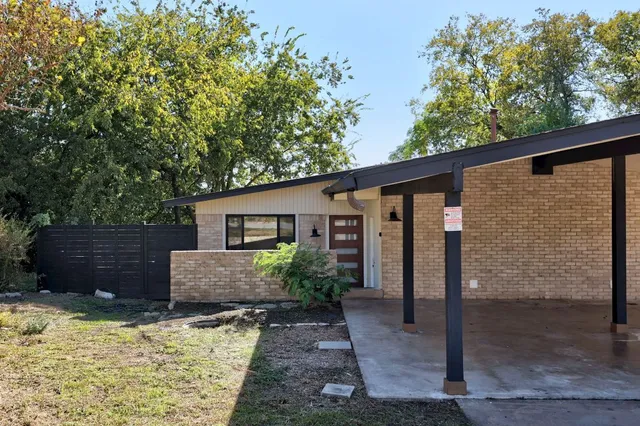 a view of a house with a yard and plants