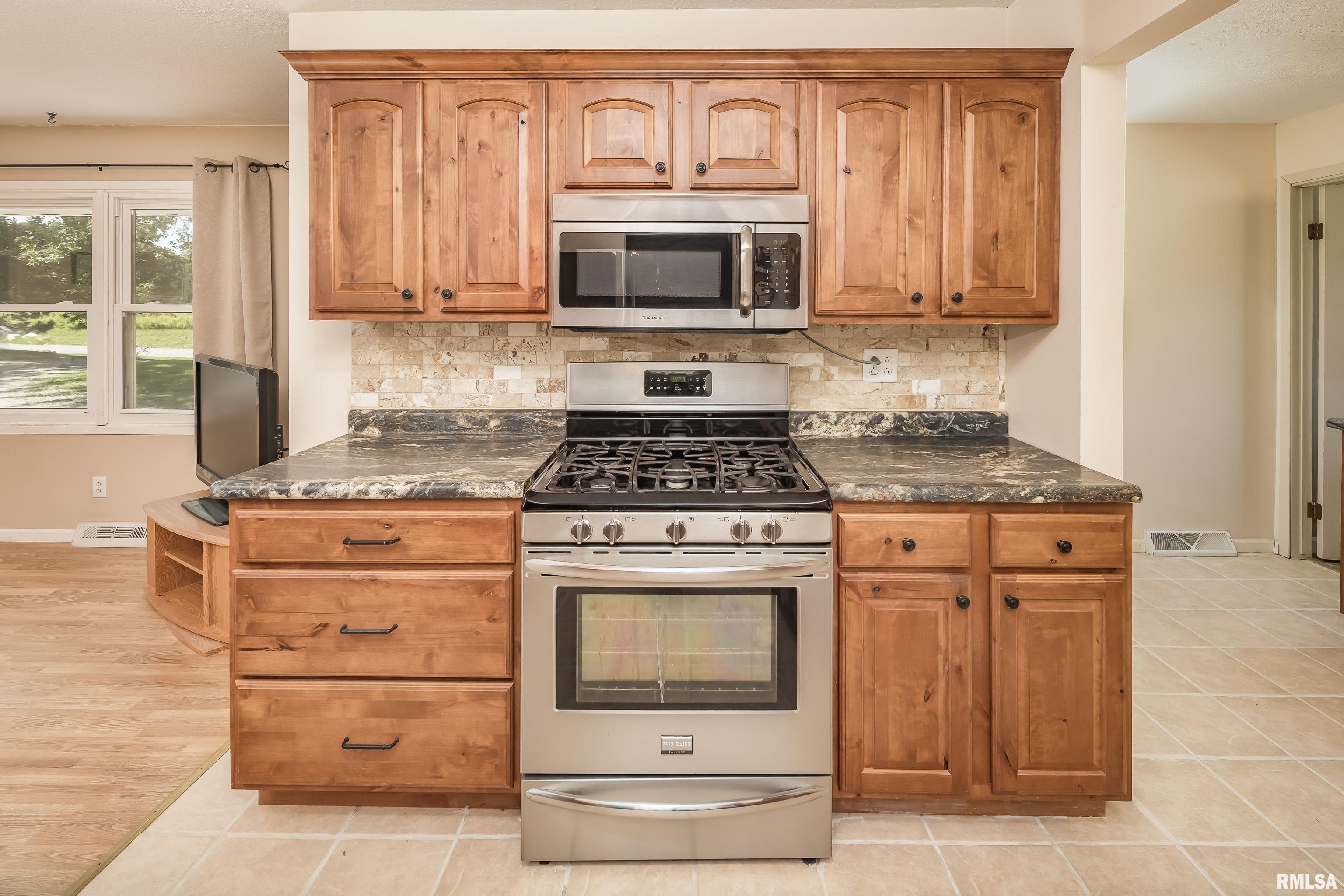 9711 106th Avenue West Taylor Ridge, IL 61284 - Photo 7 of 41 Gallery Image 7