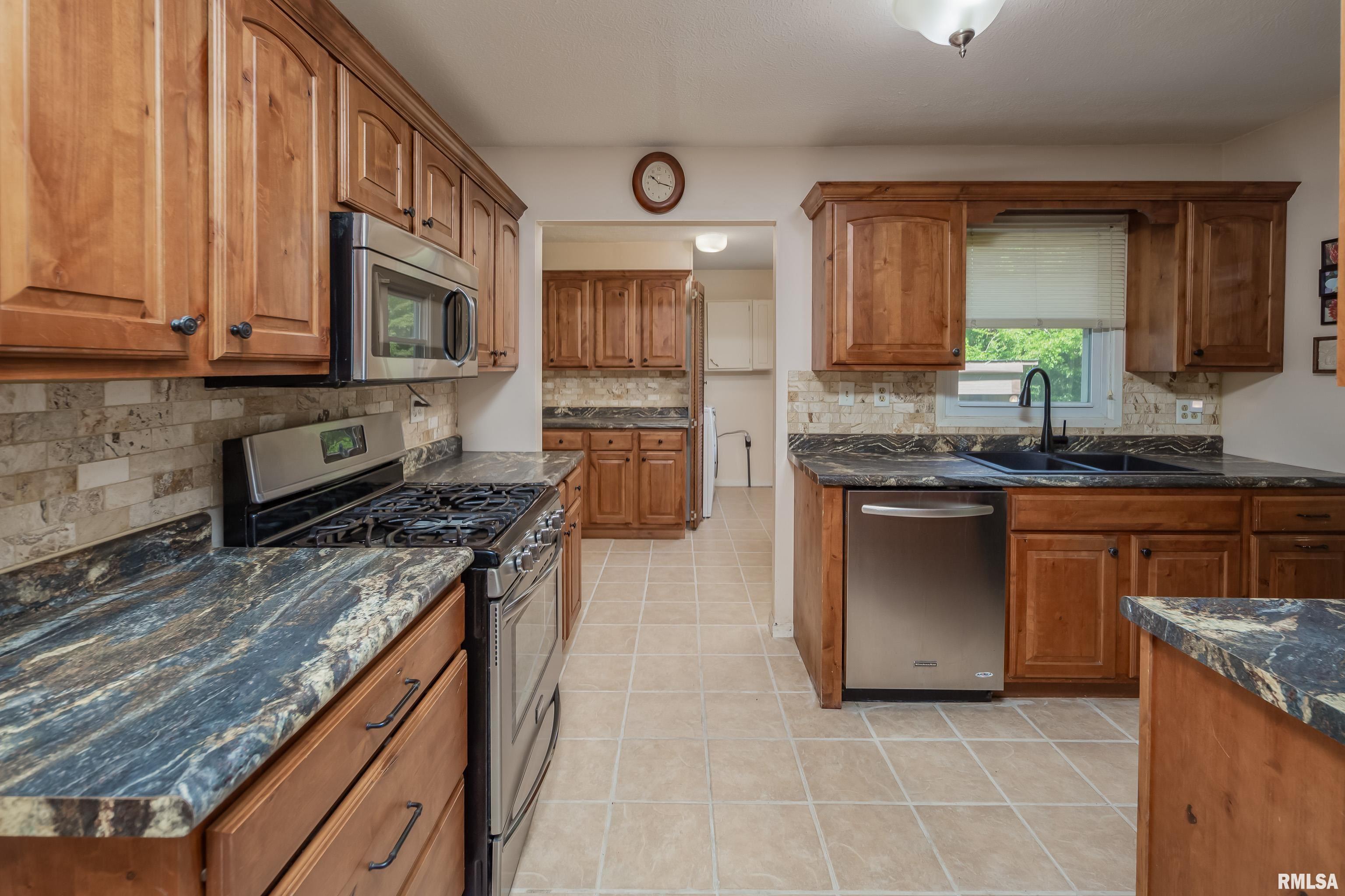 9711 106th Avenue West Taylor Ridge, IL 61284 - Photo 8 of 41 Gallery Image 8