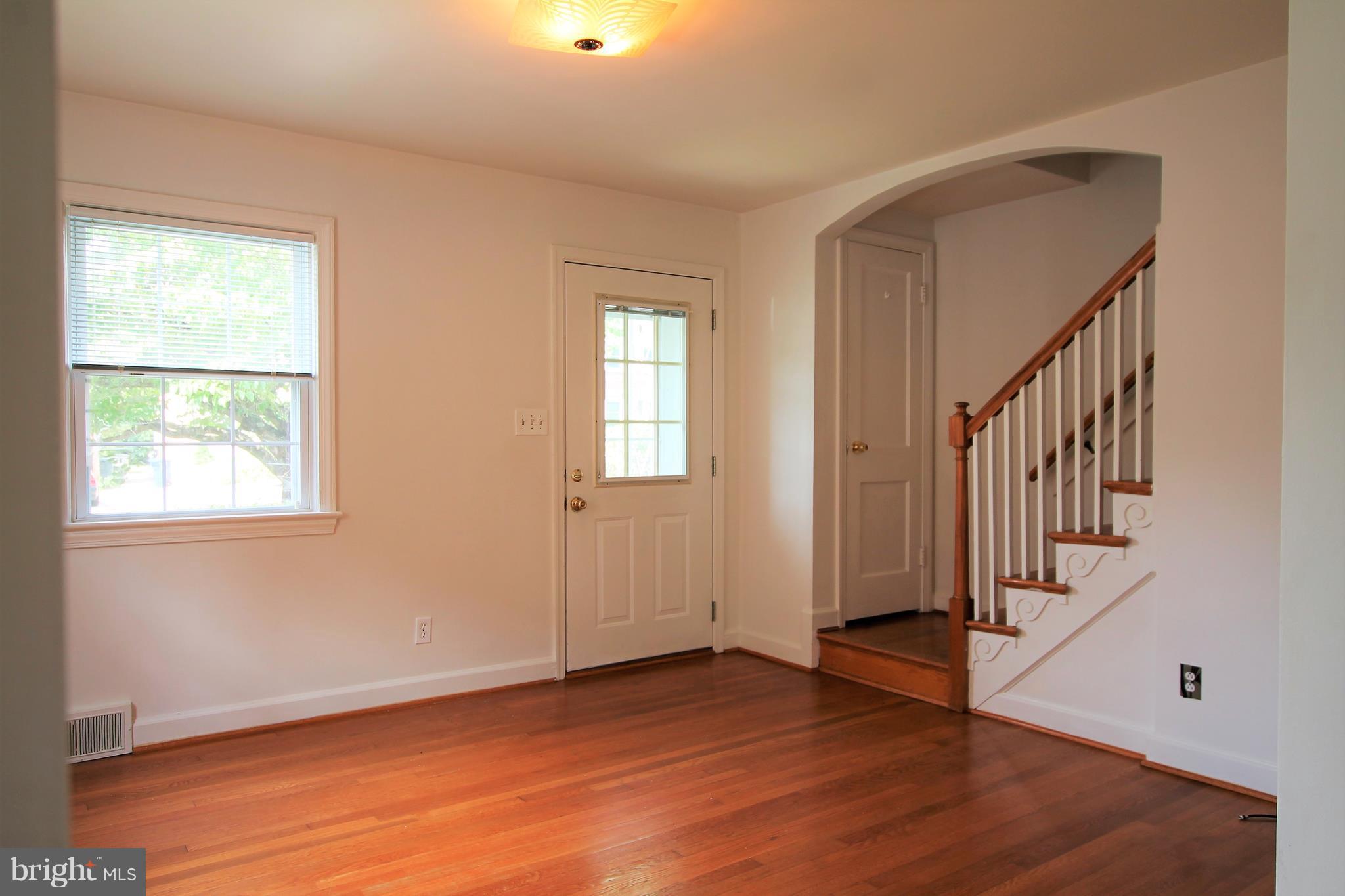 3710 1st Road South Arlington, VA 22204 - Photo 4 of 28 Living Room
