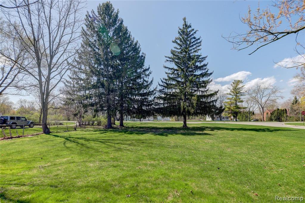 4296 North Genesee Road Flint, MI 48506 - Photo 15 of 17