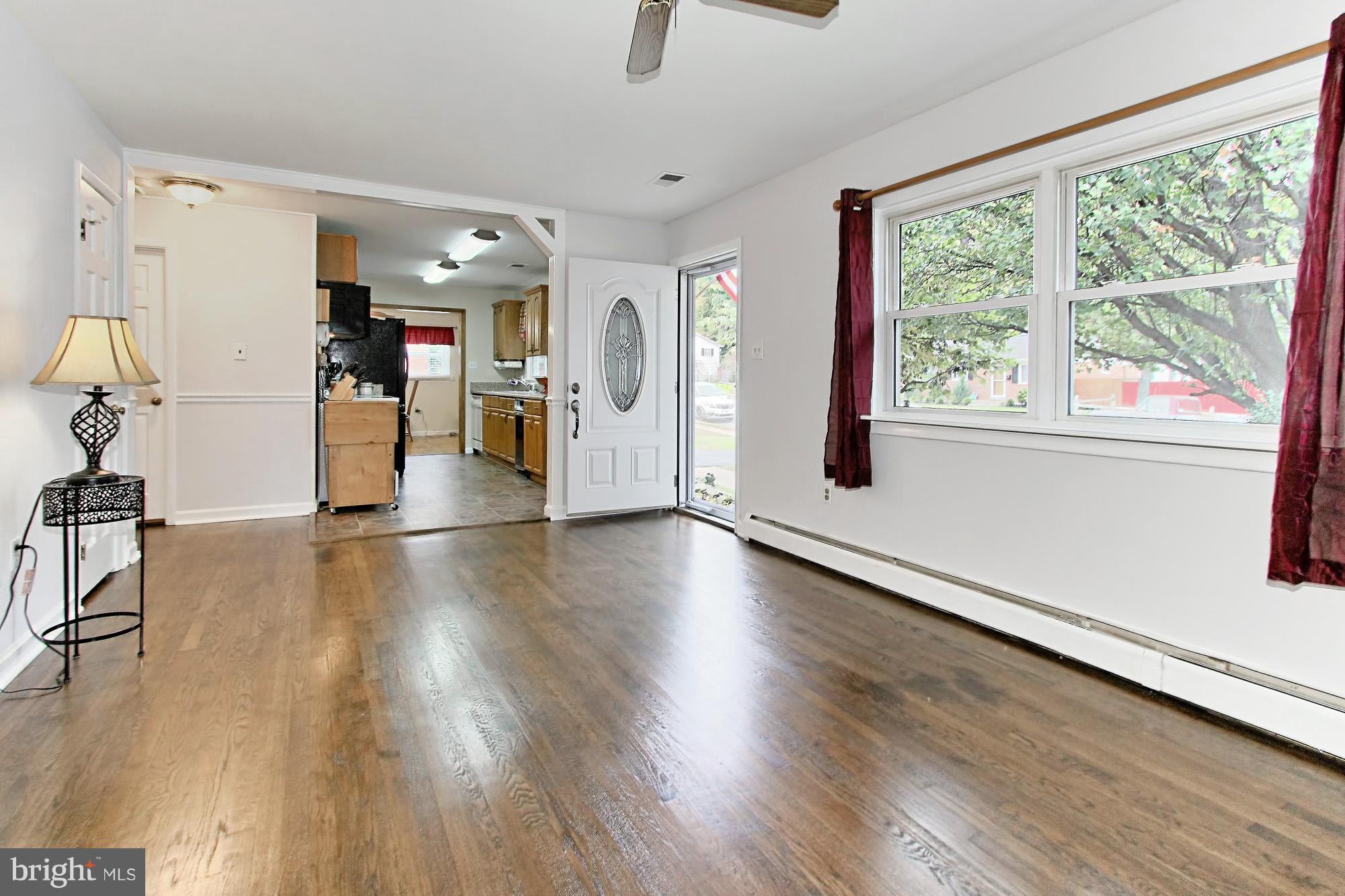 14518 Fullerton Road Woodbridge, VA 22193 - Photo 4 of 30 Living Room