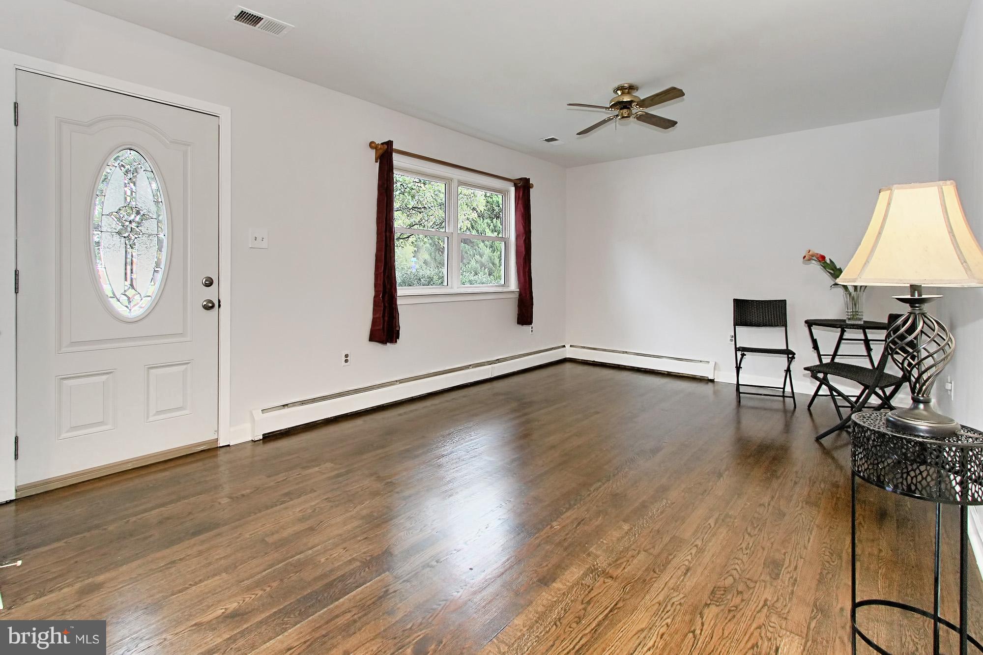14518 Fullerton Road Woodbridge, VA 22193 - Photo 5 of 30 Living Room