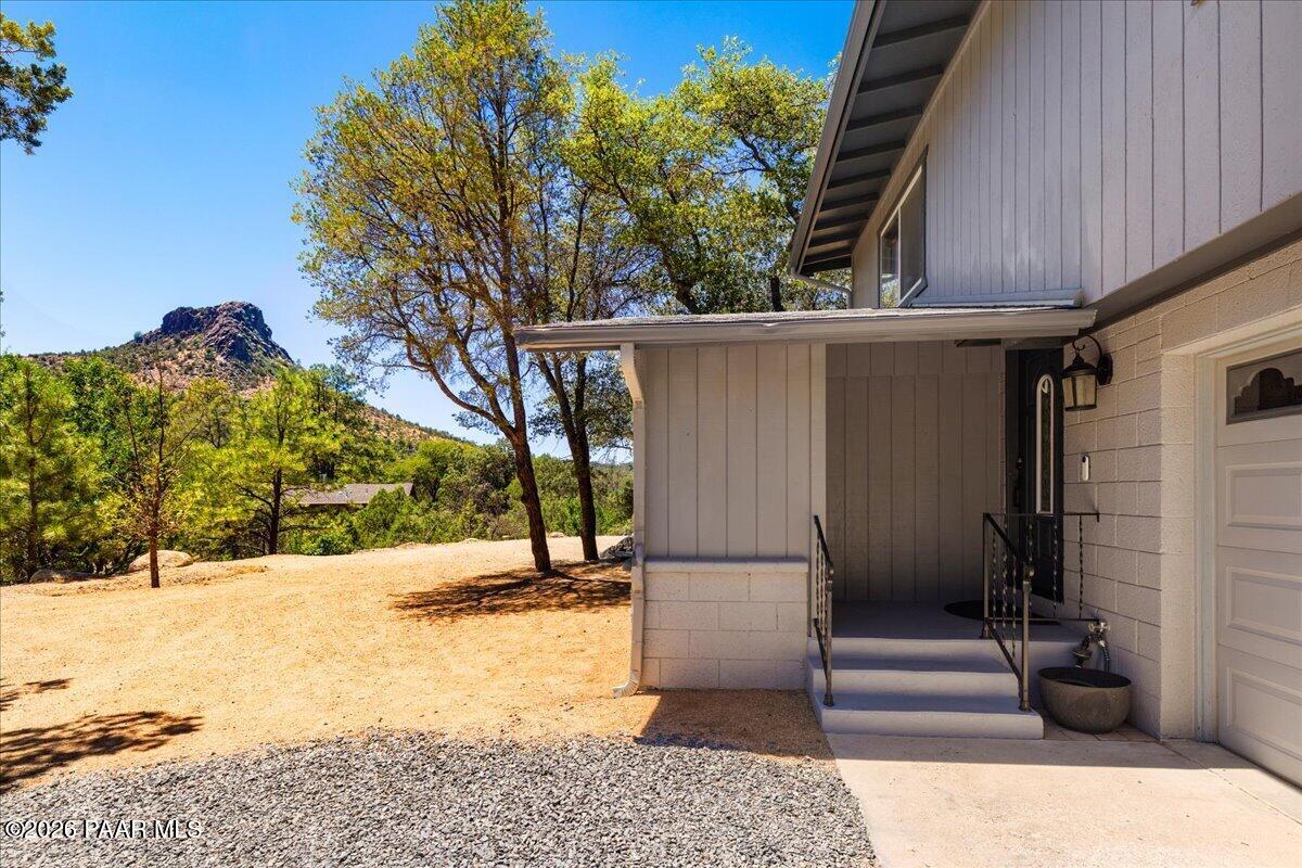 2040 Thumb Butte Road Prescott, AZ 86305 - Photo 3 of 38 Entry