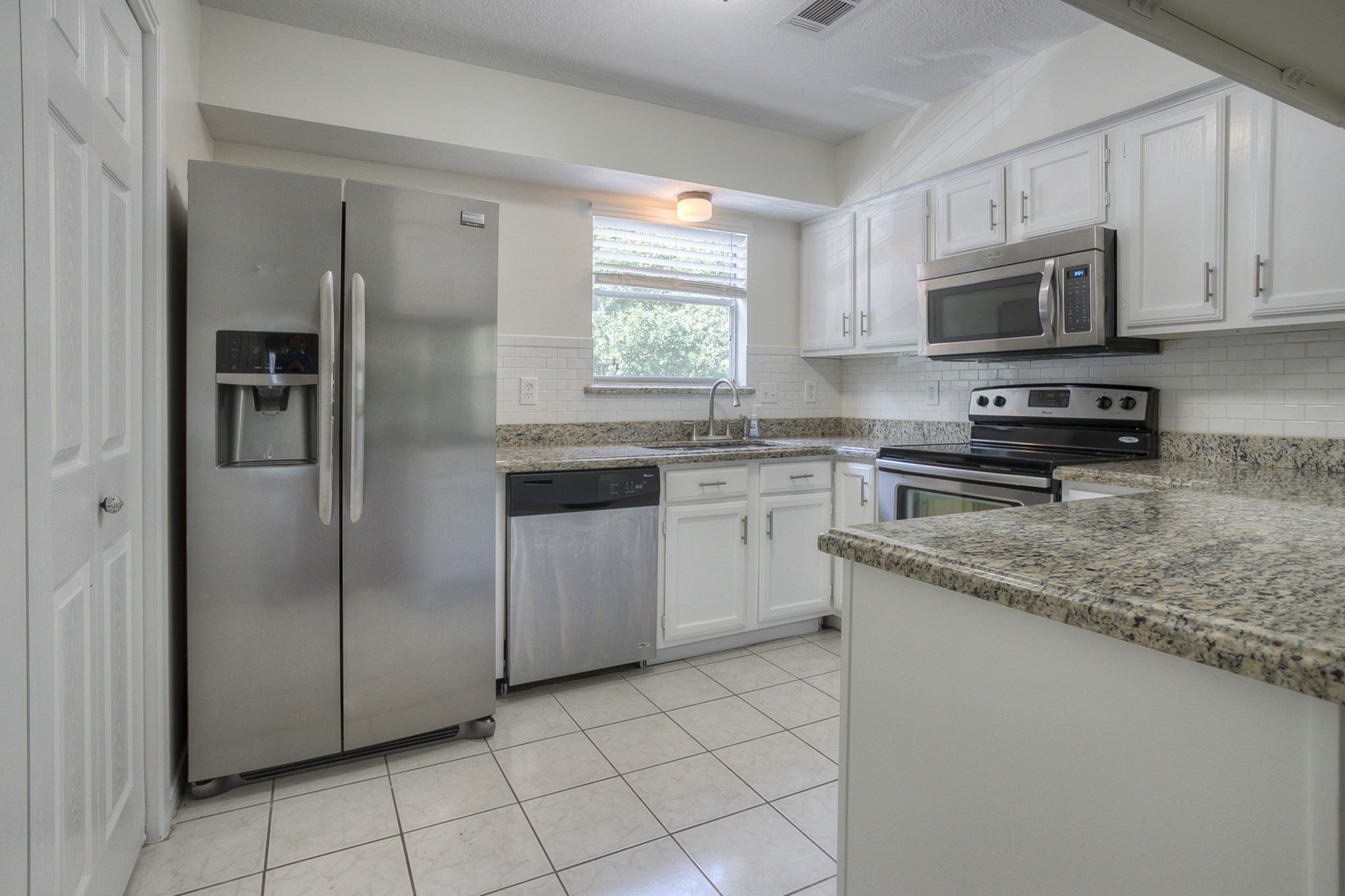 287 Broadmoor Street Trinity, TX 75862 - Photo 13 of 36 Stainless appliances